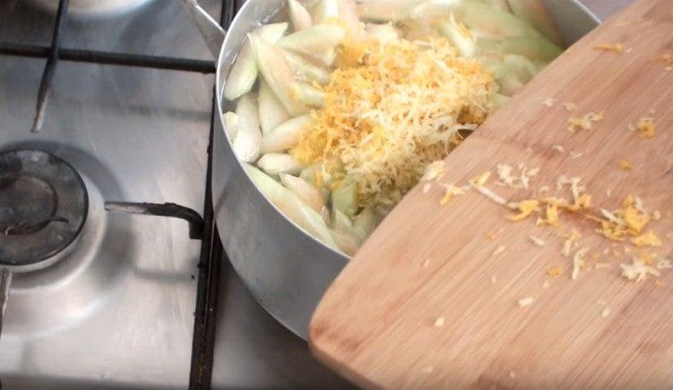 Do pánve přidejte nadšení s marmeládou a také vymačkejte šťávu z půl citronu.