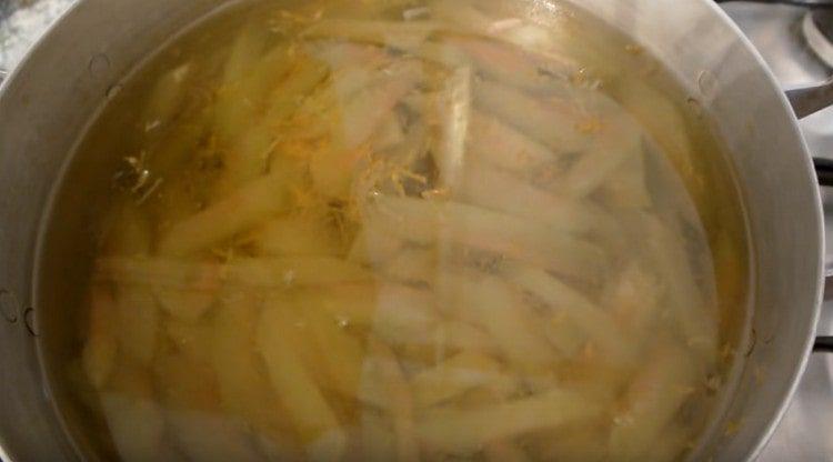 Přiveďte džem do varu a poté nechte jeden den vychladnout.