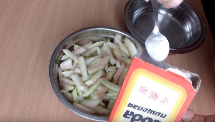 Smíchejte krusty s limonádou.