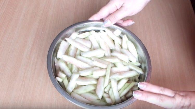 Naplňte meloun loupanou sodu vodou a nechte to tak.