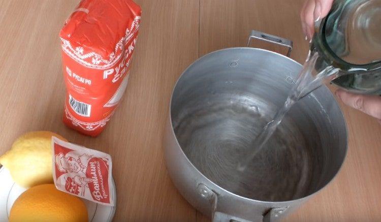 nalijte vodu do pánve.