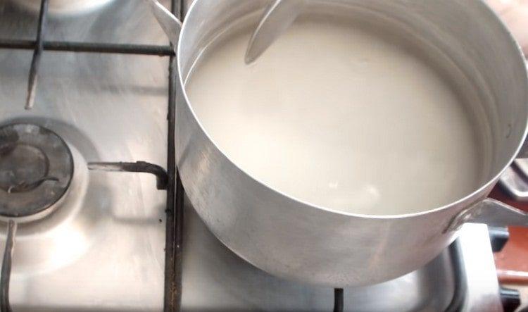 Přidejte cukr do vody a vařte sirup.