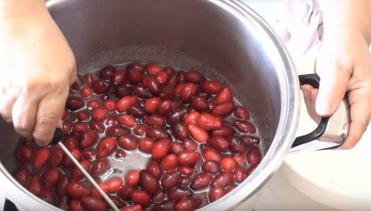 Vylijte promyté dřín do sirupu.