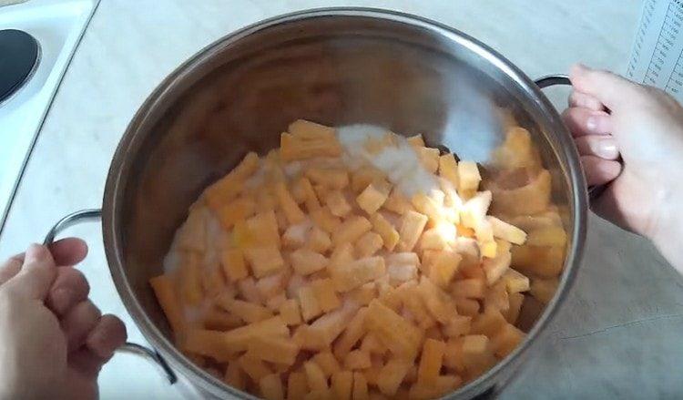 Nalijte cukr přes dýně.