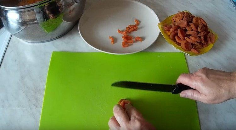 Nakrájejte na plátky sušených meruněk.