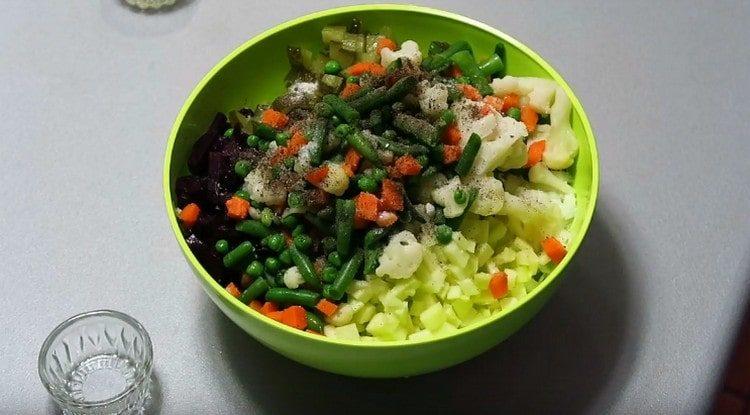 Asin, paminta ang ulam, idagdag ang mga senuli hops.