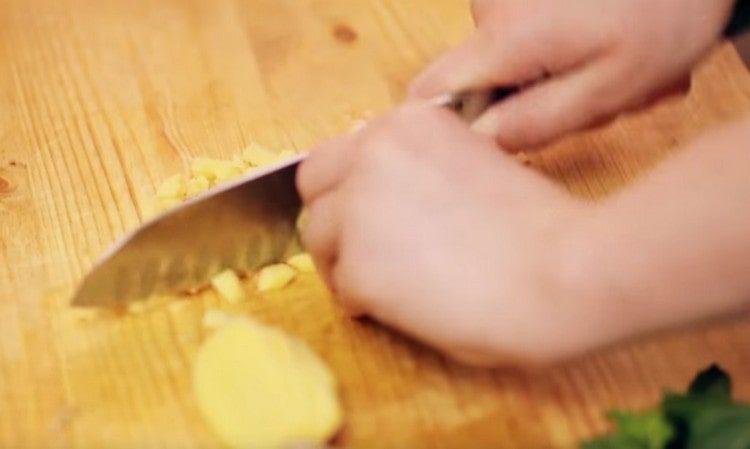 Limpamos e cortamos finamente a raiz de gengibre.