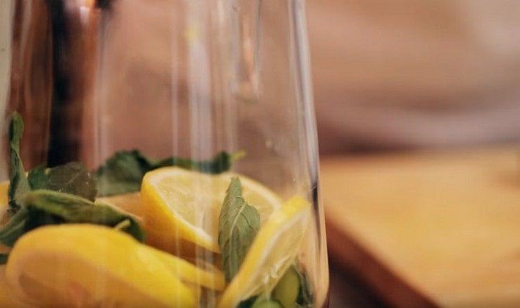 Adicione as folhas de hortelã fresca aos ingredientes já existentes no jarro.