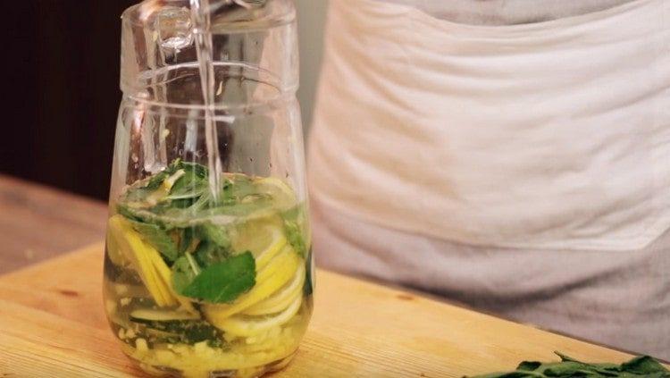 Encha tudo com água purificada.