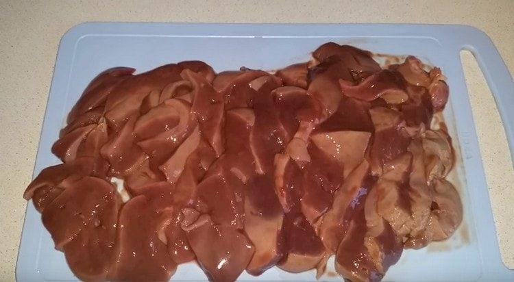 Spălăm ficatul și tăiem în felii.