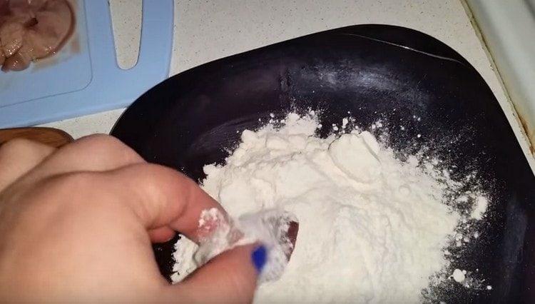 Rulează fiecare bucată de ficat în făină.