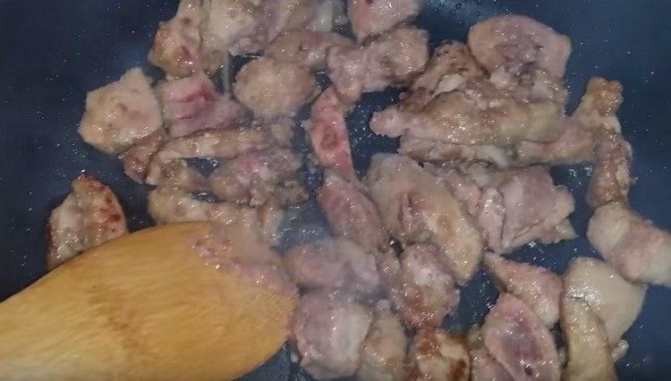 Prăjiți bucățile de ficat.