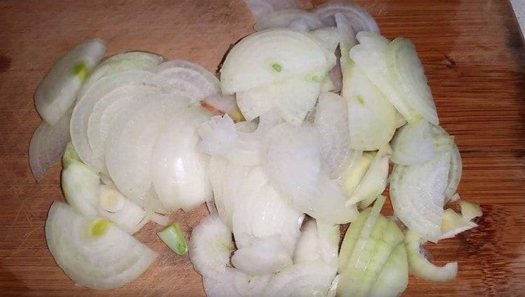 Taie ceapa în jumătate de inele.