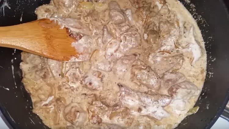 Ficatul de vită în smântână este foarte gustos.