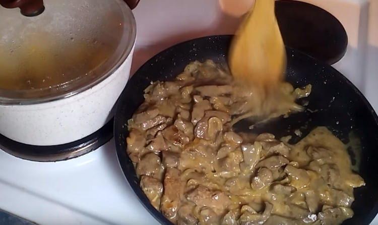 Fierbeți vasul încă 15 minute.