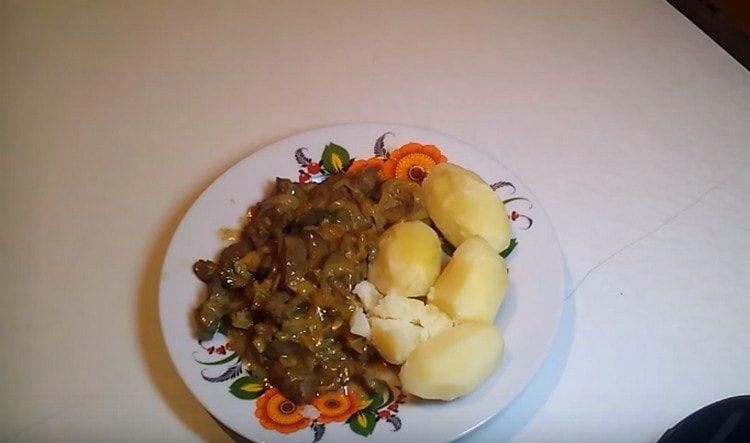 Ficatul de vită, gătit în smântână cu ceapă, va completa bine orice fel de mâncare.