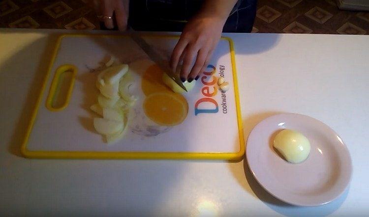 tăiați ceapa în inele subțiri subțiri.