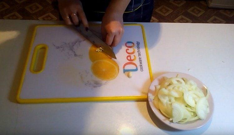 Se macină usturoiul.