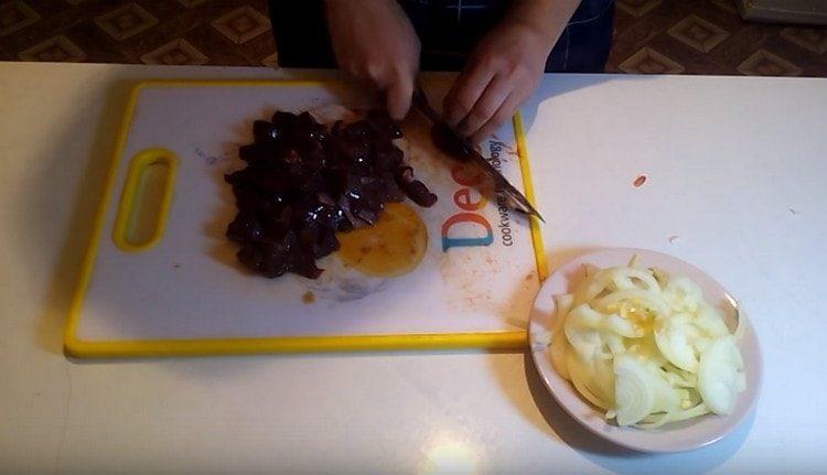 Tăiați ficatul în bucăți mici.