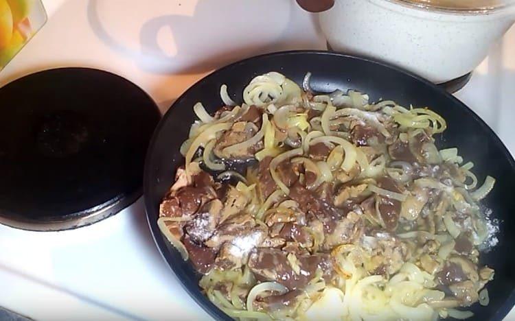 Sare și piper conținutul tigaiei.