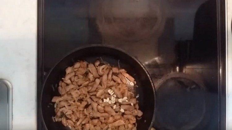 Afegiu la ceba a la carn i poc després l’all.