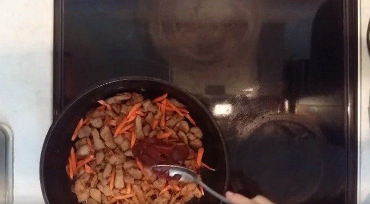 Afegiu la pasta de tomàquet.