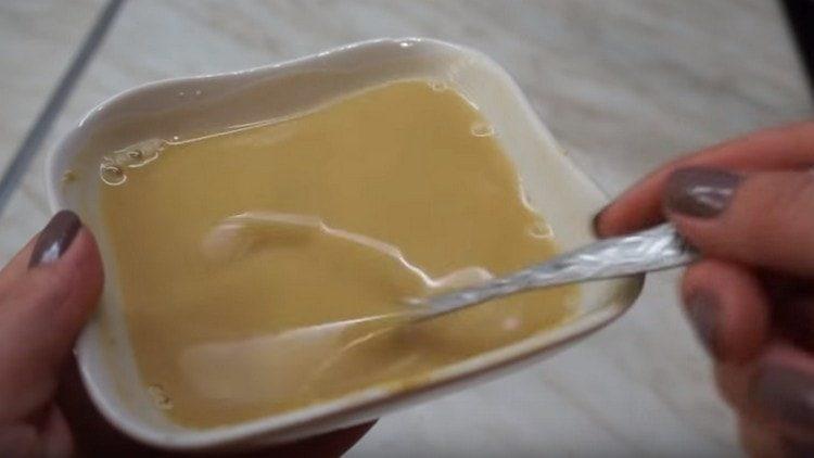 campurkan tepung dengan air sehingga rata.