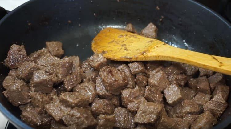 goreng daging sehingga warna berubah.