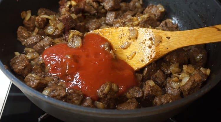 Masukkan pes tomato.