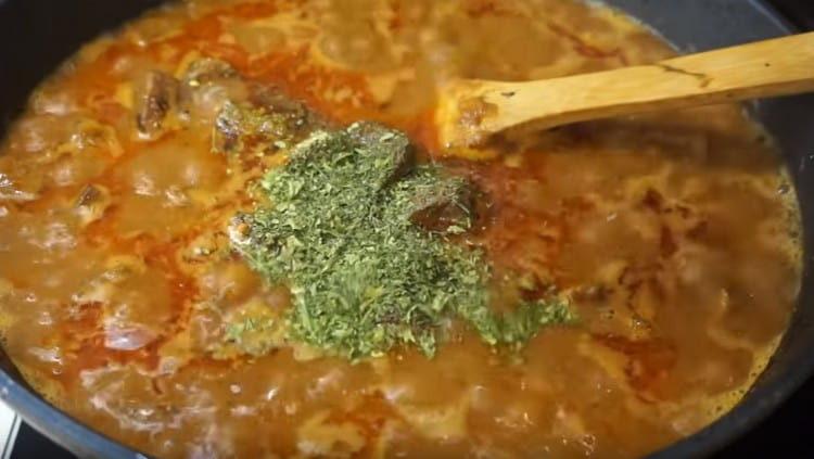 Masukkan bumbu dan Dill kering.