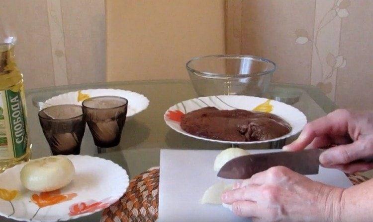 Cortar la cebolla en medio aros.