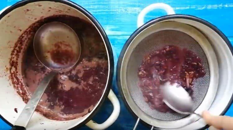 Moler la masa de uva a través de un tamiz.