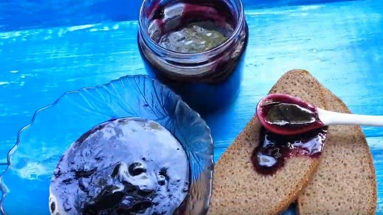 La mermelada de uva está lista.