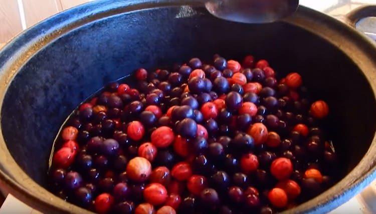 Pour the berries into the pan and add water.