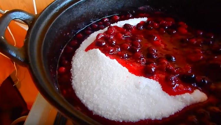 Add sugar to the berry mass.