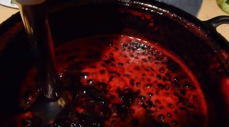 We interrupt the finished mass with a blender.