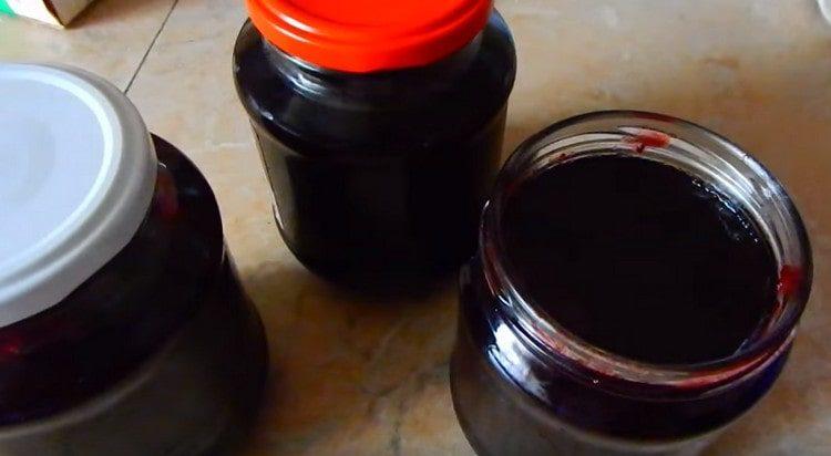 Close the gooseberry jam into sterilized jars.