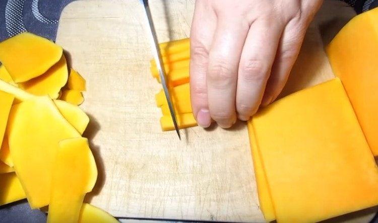 tăiați dovleacul decojit într-un cub.