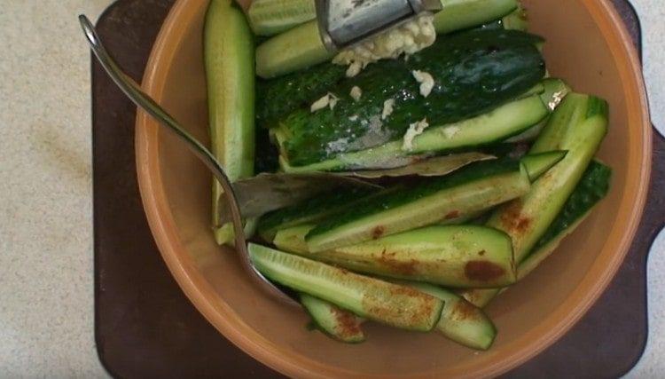 Afegiu l’all picat als cogombres.