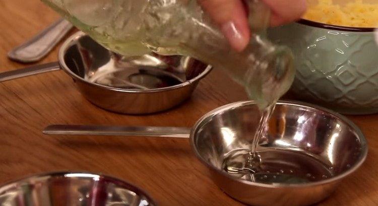 Намазваме кокота с растително масло.