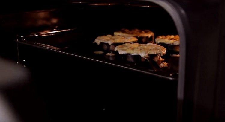 Печете жулиен във фурната.