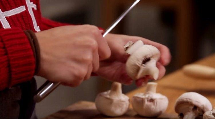 Почистваме шампиньоните.