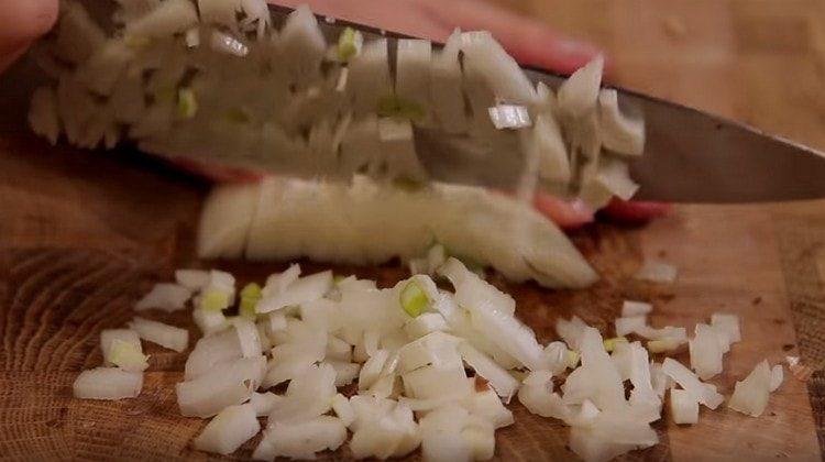 Смелете лука.