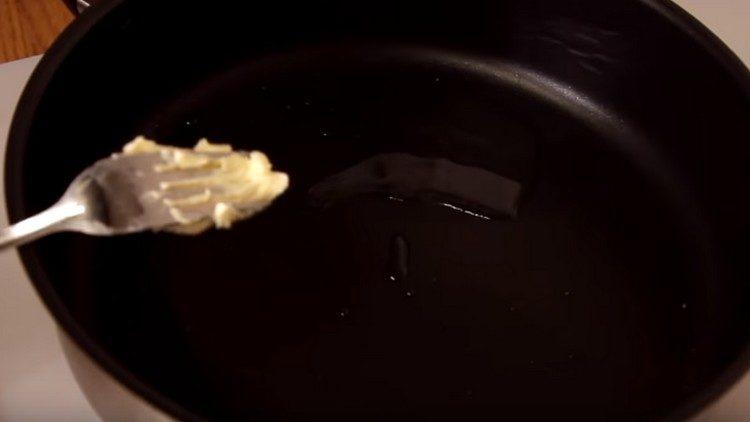 Загряваме тигана с растително масло, добавяме сметаната.