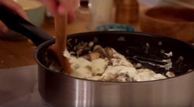 Добавете сметана към гъбите.