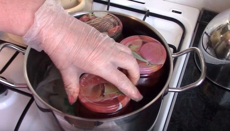 Esterilice las ciruelas nuevamente.