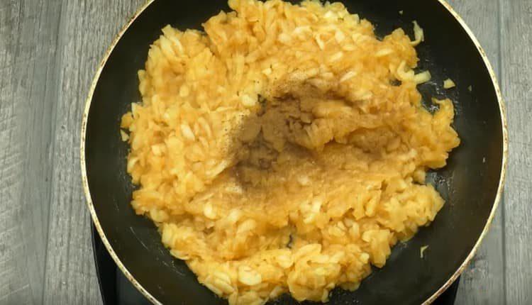 Ajouter la cannelle à la masse de pomme.