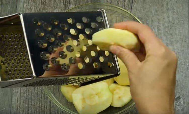Peler les pommes et trois sur une râpe.
