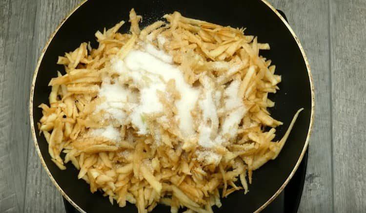 Faites cuire les pommes dans une casserole en y ajoutant du sucre.