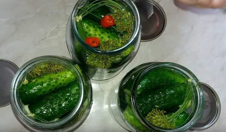 Afegiu-hi unes rodanxes de pebre calent.